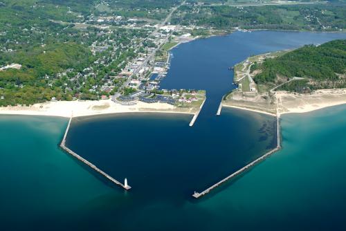 Frankfort Harbor 066 2010